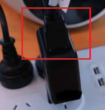 Enchufa un extremo del cable HDMI en el adaptador